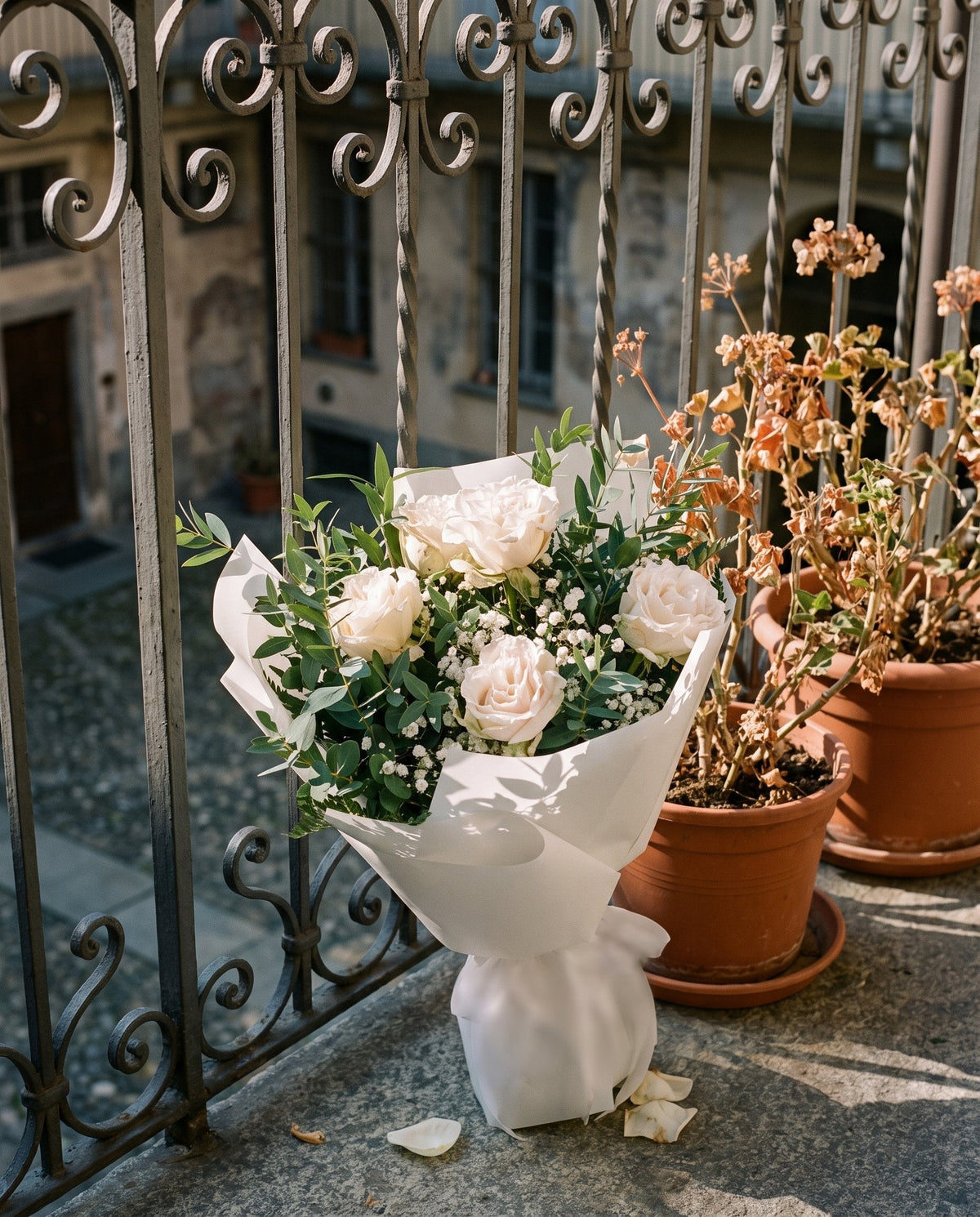 Ragnaia, bouquet di rose bianche e gypsophila di Emozioni su un balcone di Torino