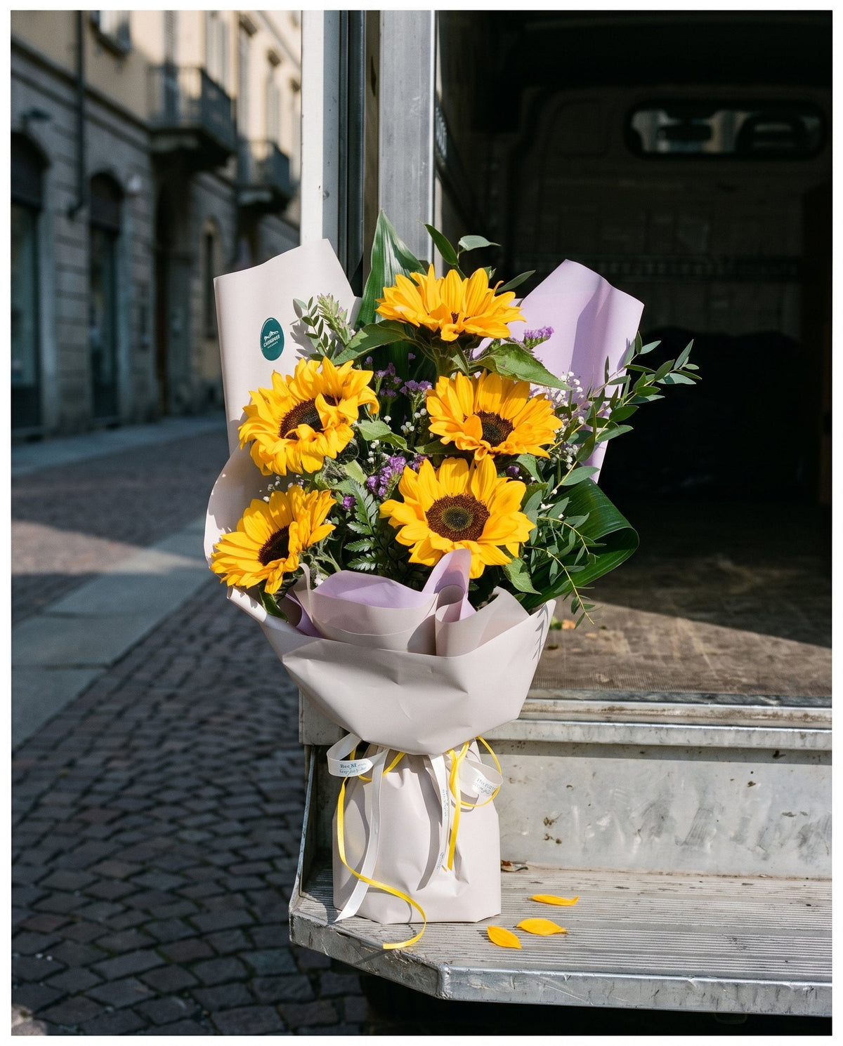 Filare, bouquet di girasoli di Emozioni sul furgone delle consegne in una via di Torino