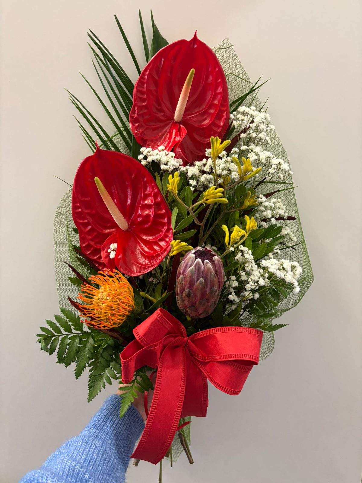 Mazzo con anthurium rossi, protea, leucospermum e anigozanthos, fiori resistenti per il cimitero