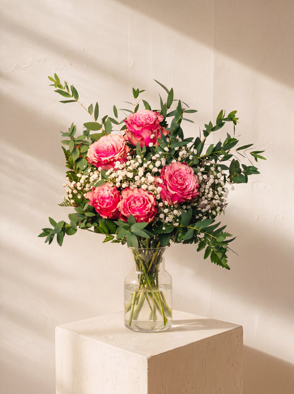 Radura, rose rosa e gypsophila nel vaso — Emozioni Fiori Torino