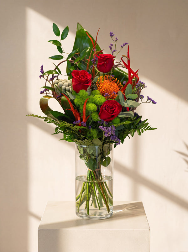 Macchia, rose rosse e protea nel vaso — Emozioni Fiori Torino