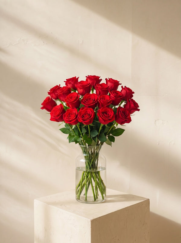Rose rosse a gambo lungo nel vaso — Emozioni Fiori Torino