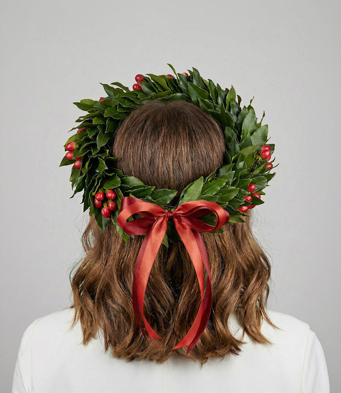 Che fiori mettere nella corona di laurea: alloro, bacche e roselline