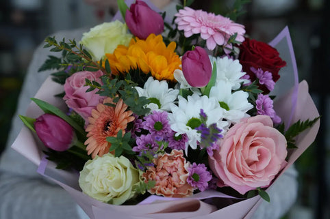 Bouquet misti: come combinare rose, gerbere e tulipani per un effetto wow