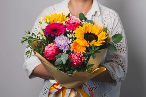 Bouquet colorati con girasoli e gerbere: energia positiva per ogni occasione