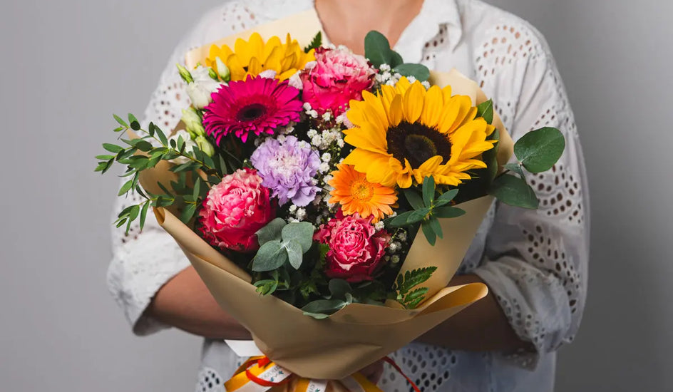 Bouquet colorati con girasoli e gerbere: energia positiva per ogni occasione