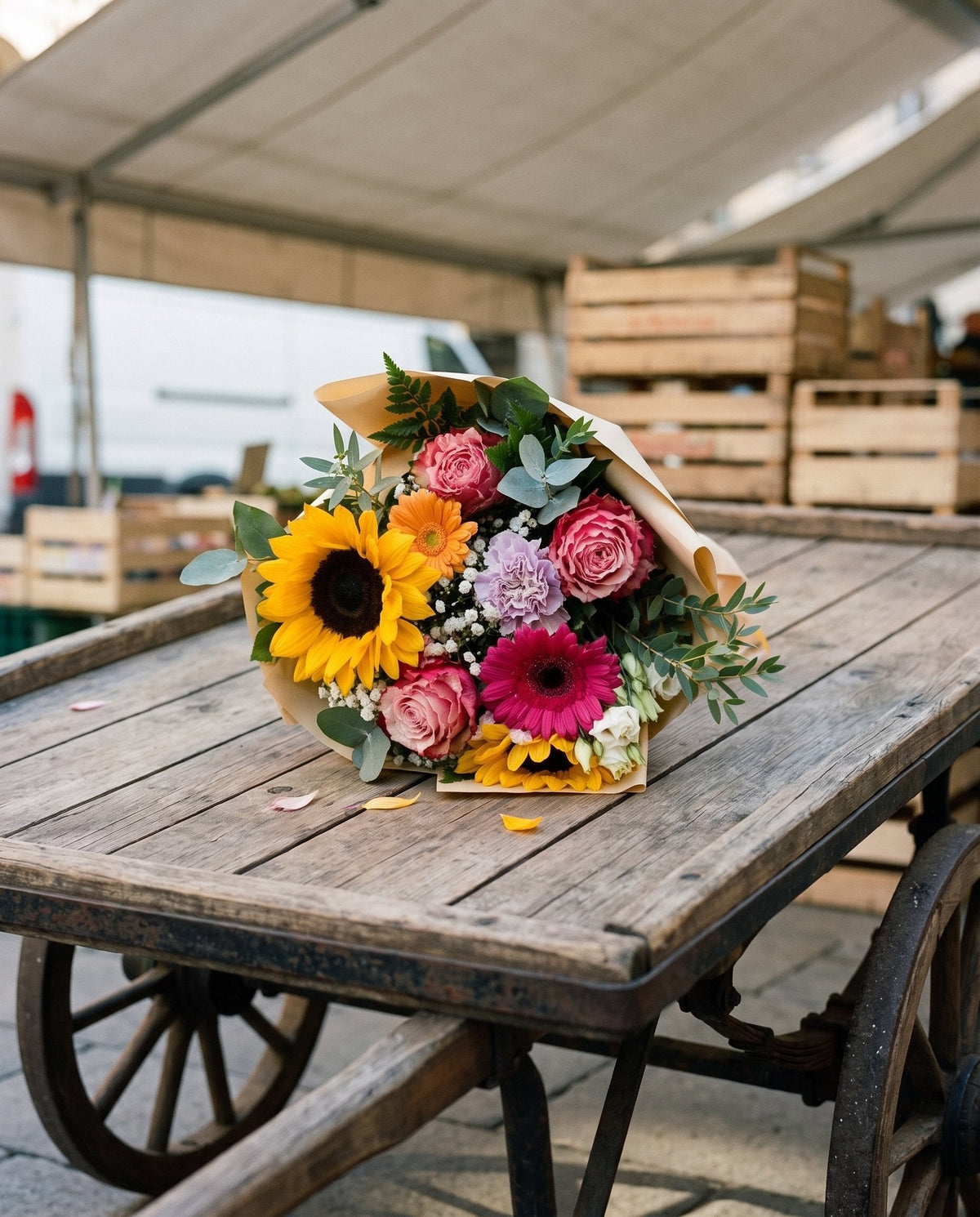Frascheta, bouquet di girasoli, gerbere e rose di Emozioni su un carretto di legno a Torino