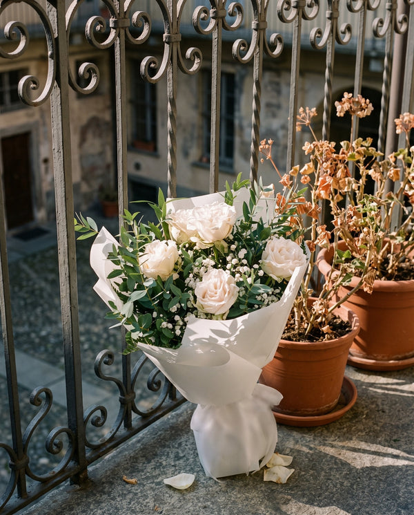 Ragnaia, bouquet di rose bianche e gypsophila di Emozioni su un balcone di Torino