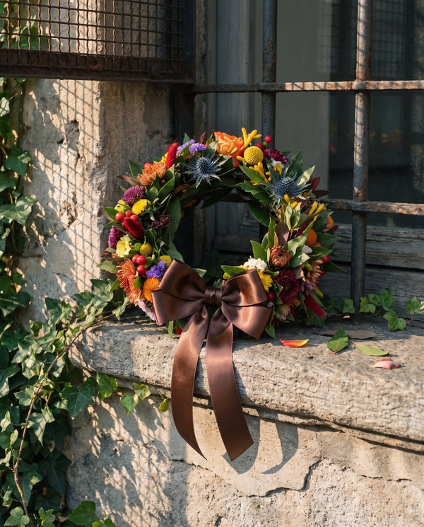 Corona di laurea con alloro, fiori e fiocco su un davanzale di Torino