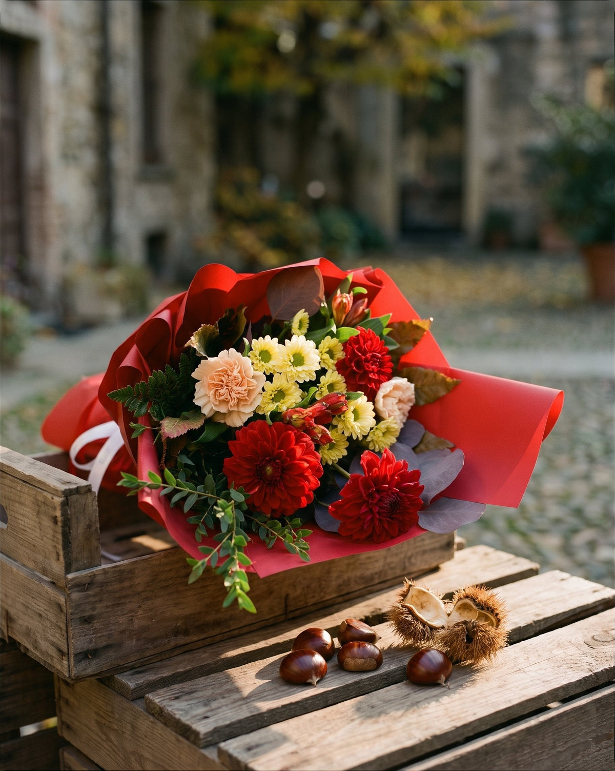 Frondaia, bouquet autunnale di dalie rosse, rose crema e crisantemi di Emozioni con castagne e foglie a Torino