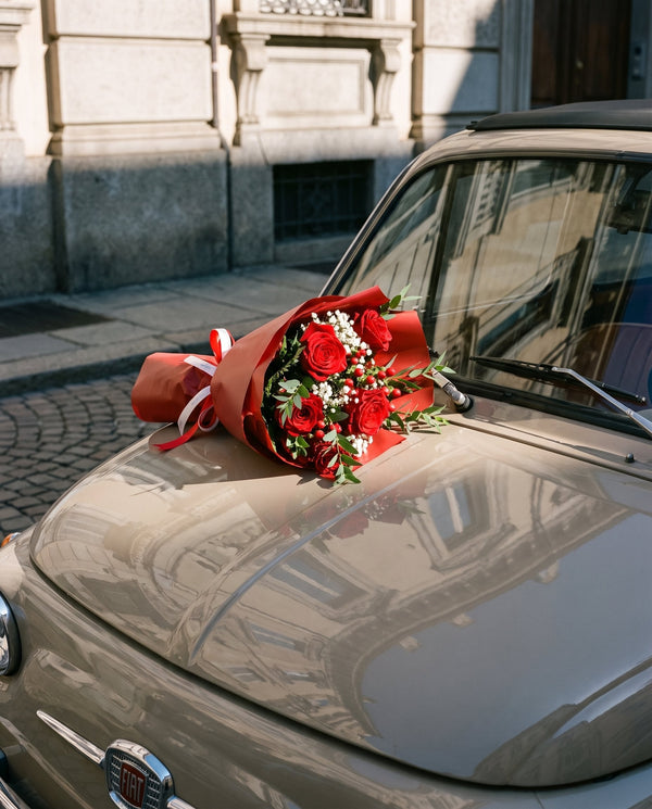 Roseto, bouquet di rose rosse di Emozioni appoggiato sul cofano di un'auto d'epoca a Torino