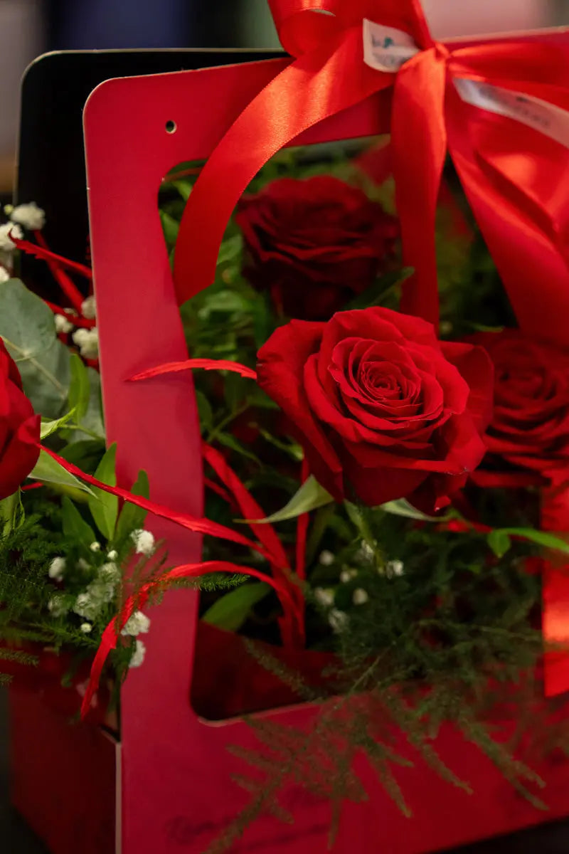 Borsetta Floreale con Rose Rosse - Idea Regalo San Valentino Torino Emozioni
