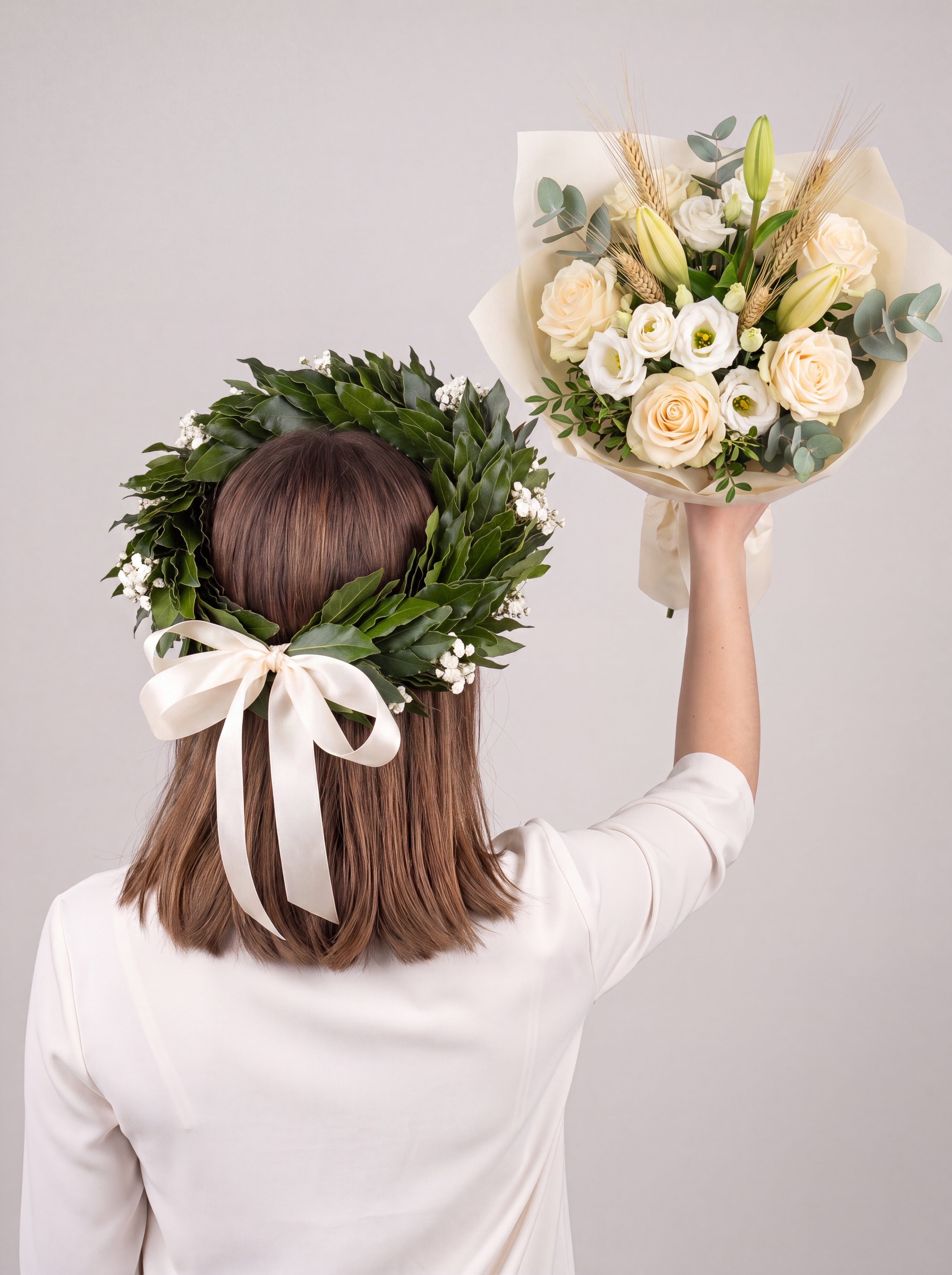 Corona e bouquet di laurea con spighe e rose crema — Emozioni Fiori Torino