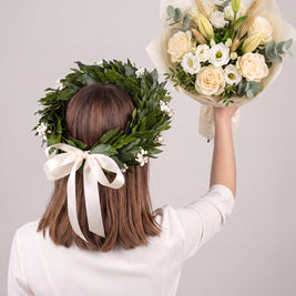 Corona e bouquet di laurea con spighe e rose crema — Emozioni Fiori Torino