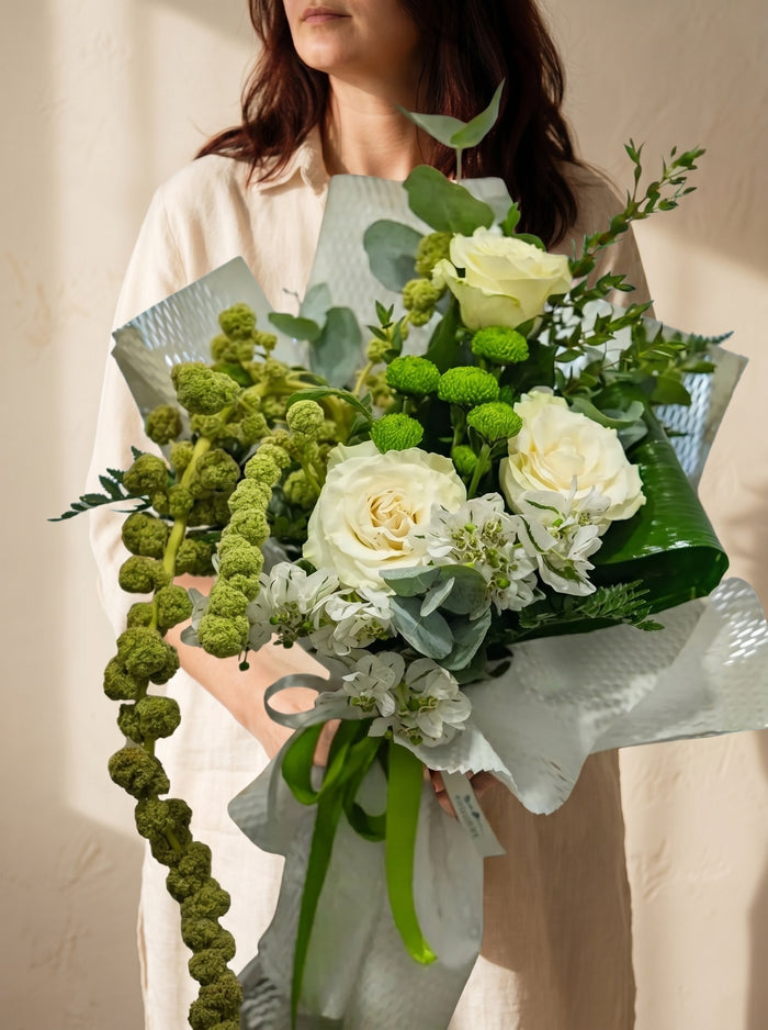 Peristilio, bouquet bianco e verde con rose e santini — consegna a Torino