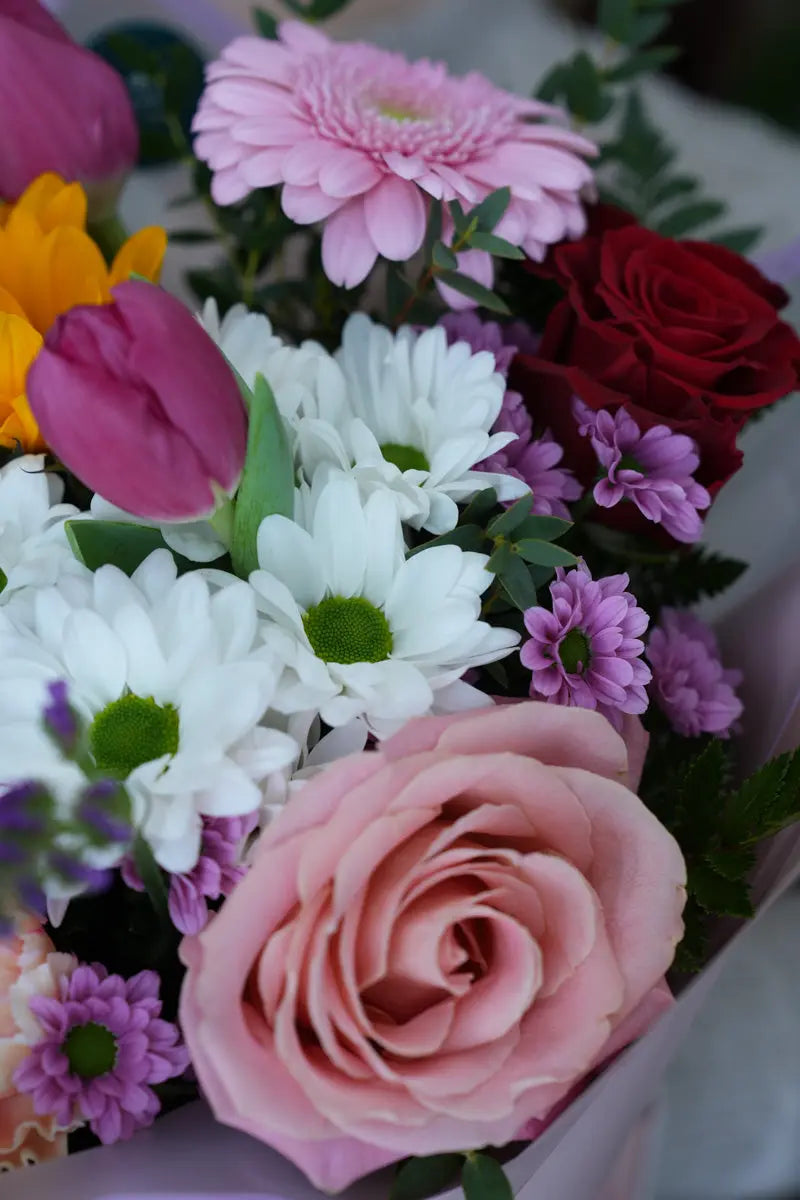 Bouquet con Rose, Gerbere e Tulipani | Consegna a Torino Emozioni