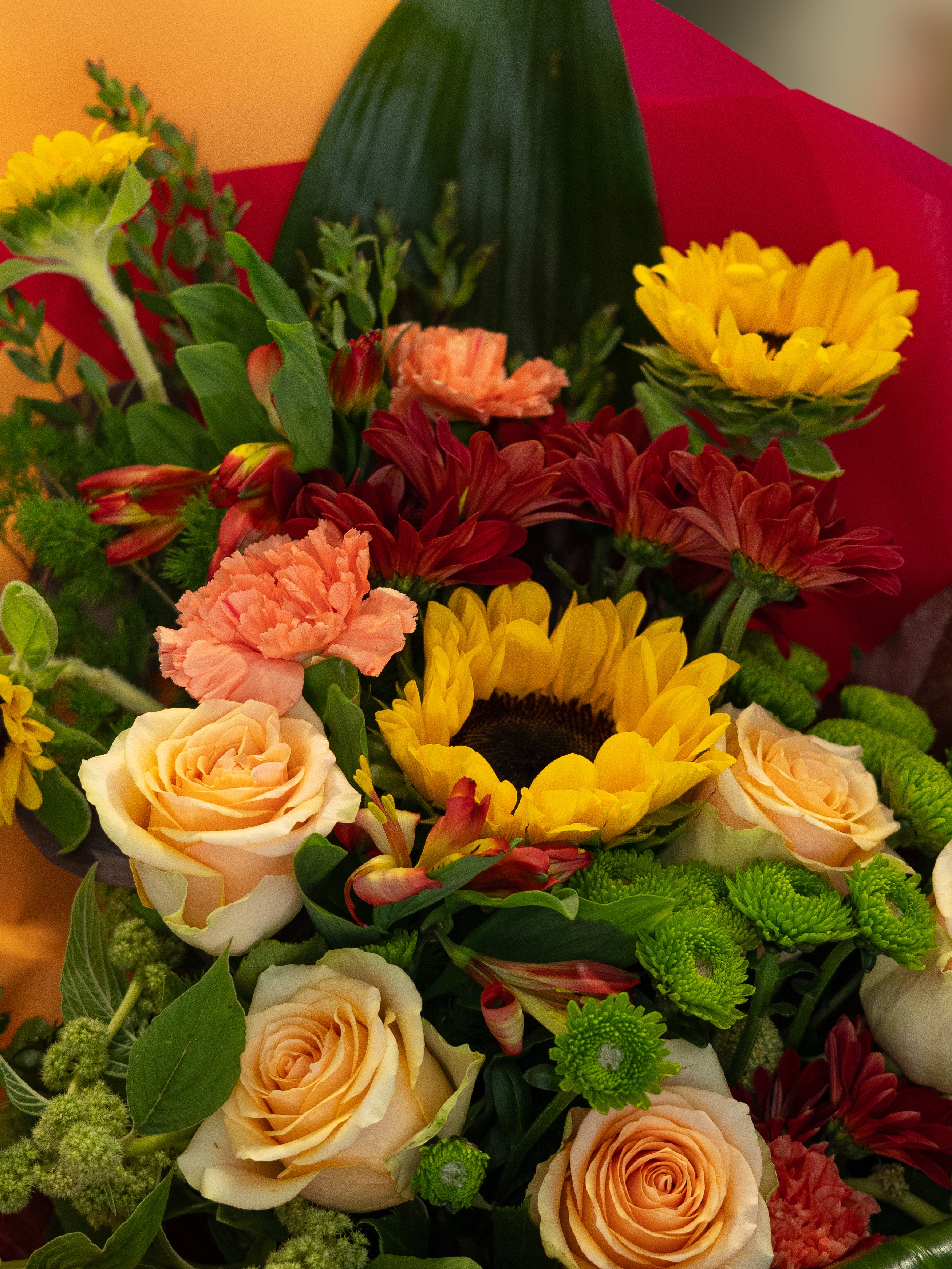 Bouquet Colorato con Girasoli, Rose Pesca e Garofani | Consegna a Torino