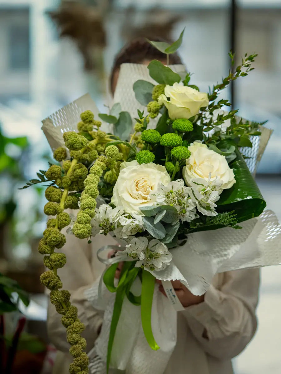 Bouquet Bianco e Verde con Rose e santini | Consegna a Torino Emozioni