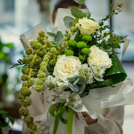 Bouquet Bianco e Verde con Rose e santini | Consegna a Torino Emozioni