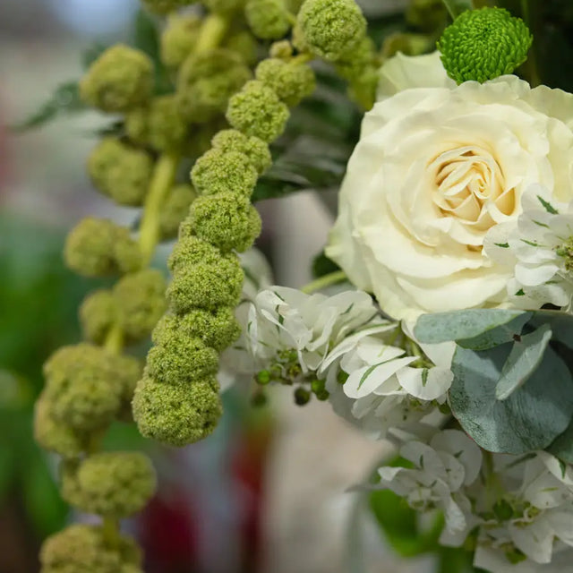 Bouquet Bianco e Verde con Rose e santini | Consegna a Torino Emozioni
