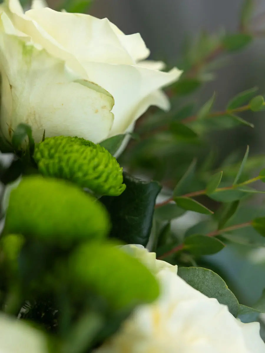 Bouquet Bianco e Verde con Rose e santini | Consegna a Torino Emozioni