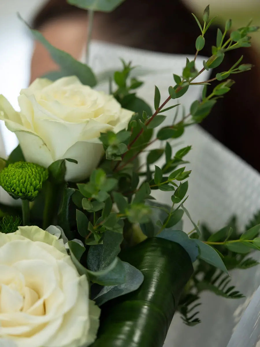 Bouquet Bianco e Verde con Rose e santini | Consegna a Torino Emozioni