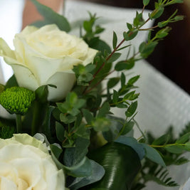 Bouquet Bianco e Verde con Rose e santini | Consegna a Torino Emozioni