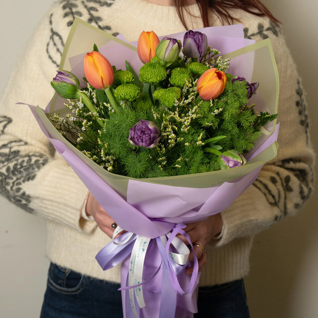 Bouquet con Tulipani Arancio e Lilla e Santini Verdi | Consegna a Torino Emozioni