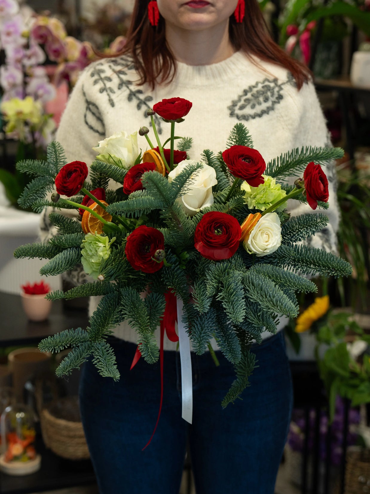 Bouquet Natalizio con Ranuncoli Rossi, Rose Bianche e Abete | Consegna a Torino Emozioni