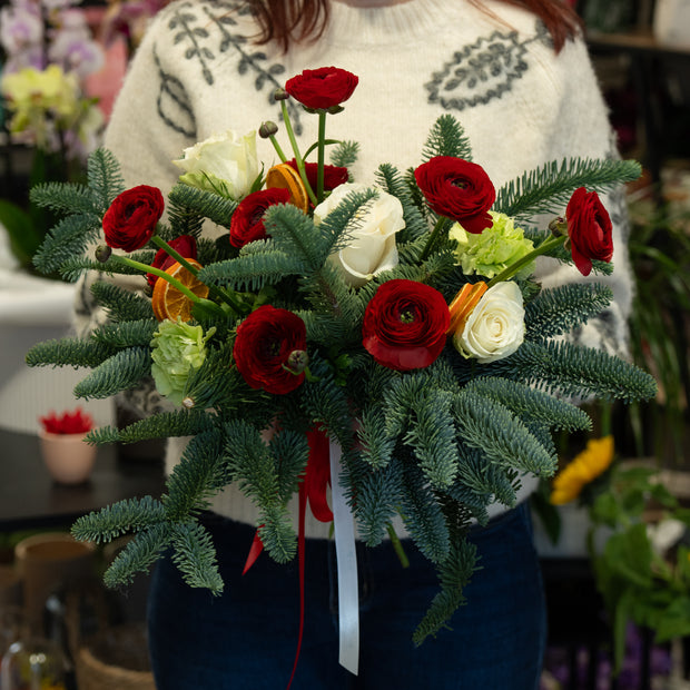 Bouquet Natalizio con Ranuncoli Rossi, Rose Bianche e Abete | Consegna a Torino
