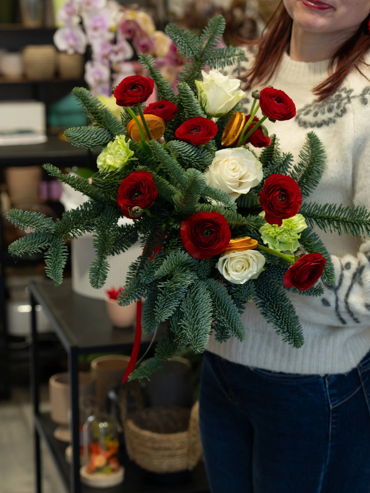 Bouquet Natalizio con Ranuncoli Rossi, Rose Bianche e Abete | Consegna a Torino Emozioni