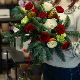 Bouquet Natalizio con Ranuncoli Rossi, Rose Bianche e Abete | Consegna a Torino Emozioni