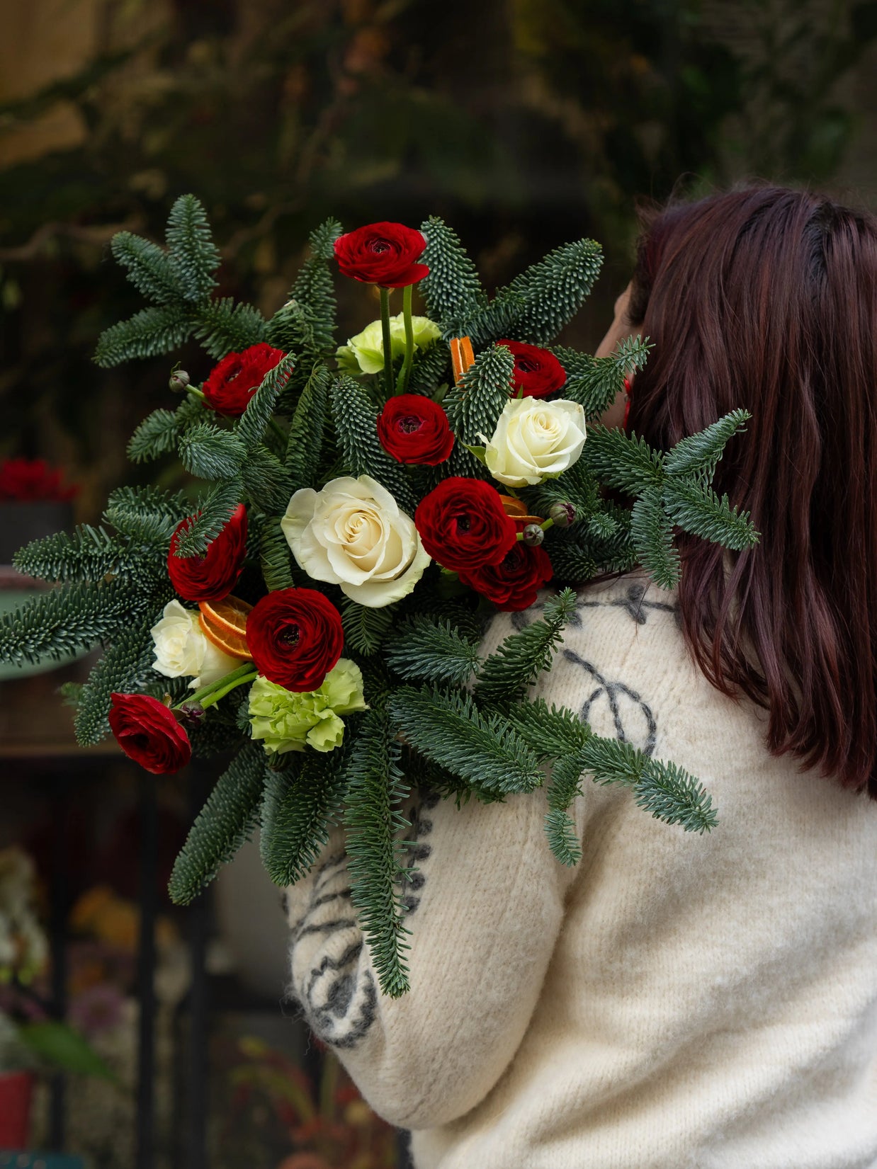 Bouquet Natalizio con Ranuncoli Rossi, Rose Bianche e Abete | Consegna a Torino Emozioni
