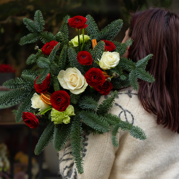 Bouquet Natalizio con Ranuncoli Rossi, Rose Bianche e Abete | Consegna a Torino