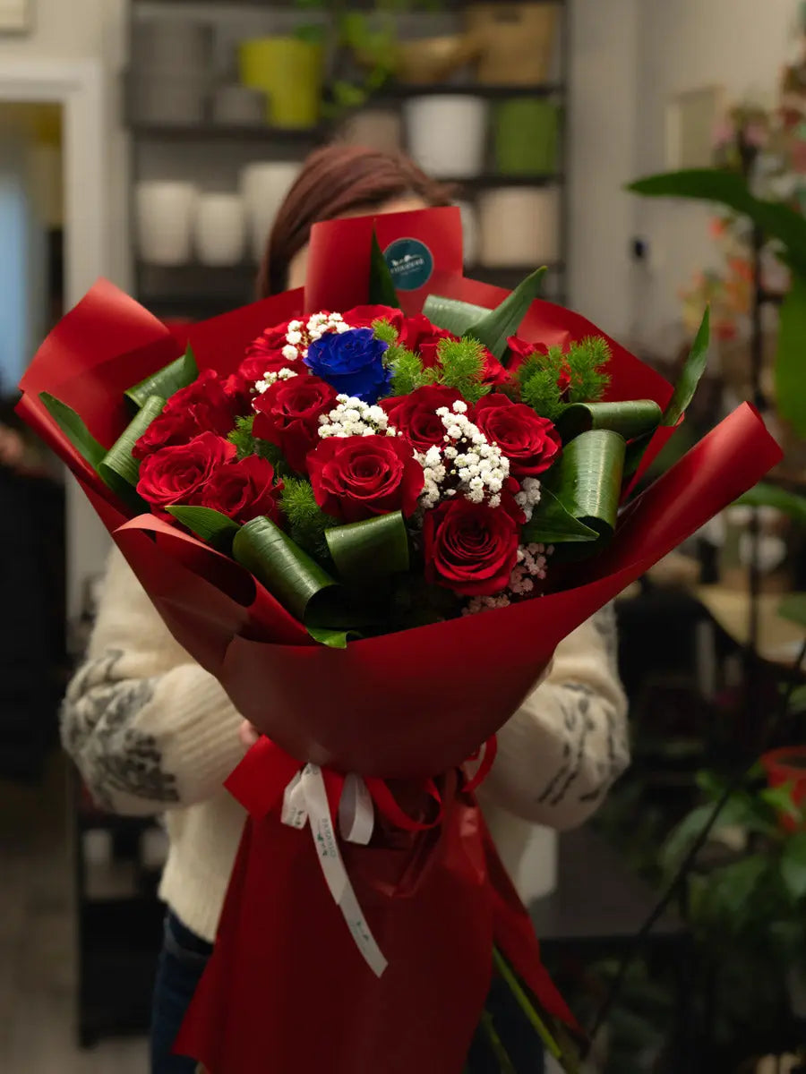 Bouquet con Rose Rosse e Rosa Blu | Consegna a Torino Emozioni