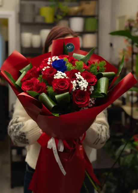 Bouquet con Rose Rosse e Rosa Blu | Consegna a Torino Emozioni