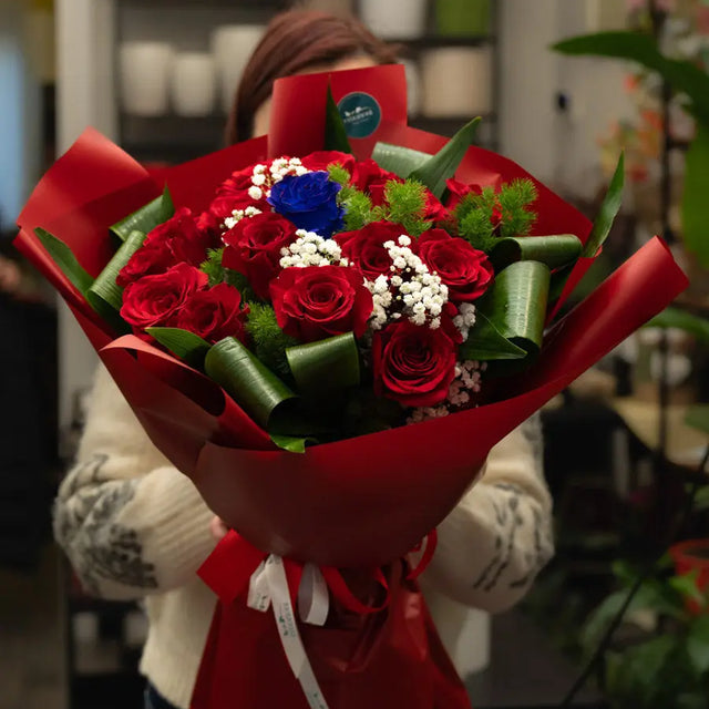 Bouquet con Rose Rosse e Rosa Blu | Consegna a Torino Emozioni