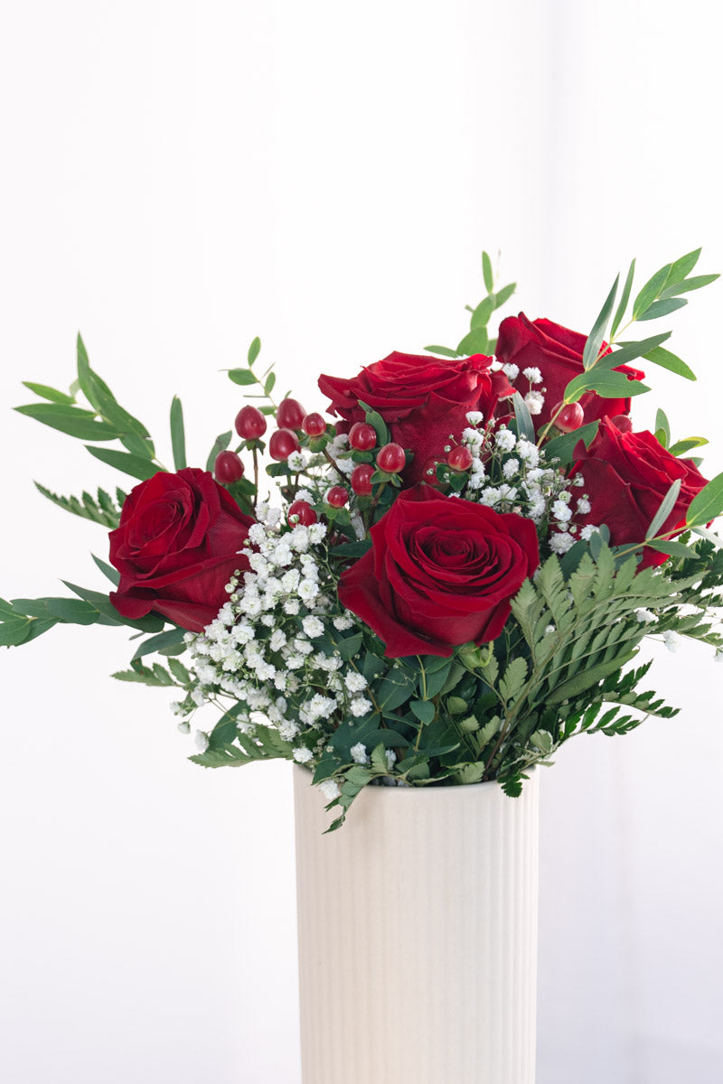 Bouquet con Rose Rosse e Hypericum | Consegna a Torino