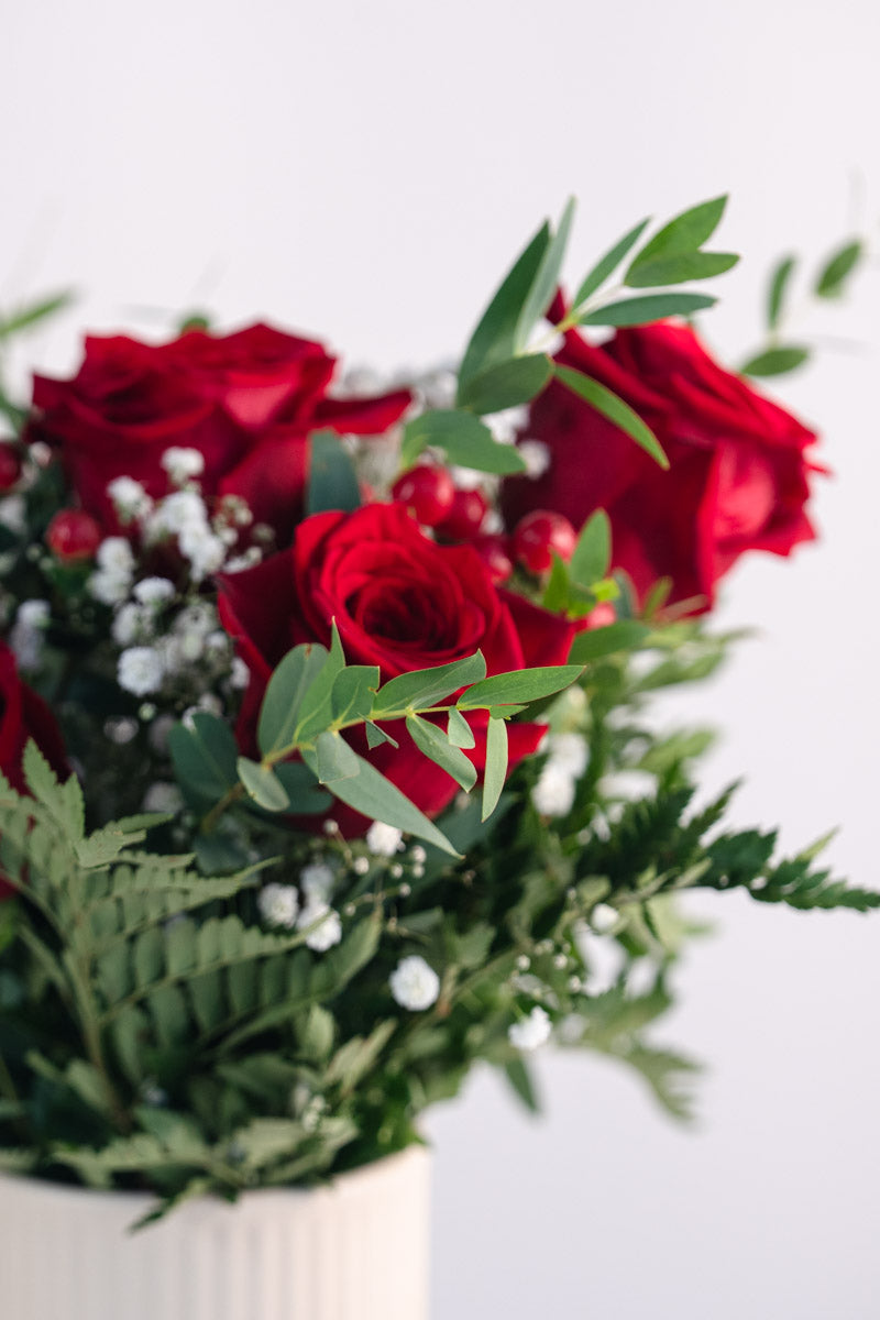 Bouquet con Rose Rosse e Hypericum | Consegna a Torino