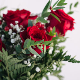 Bouquet con Rose Rosse e Hypericum | Consegna a Torino