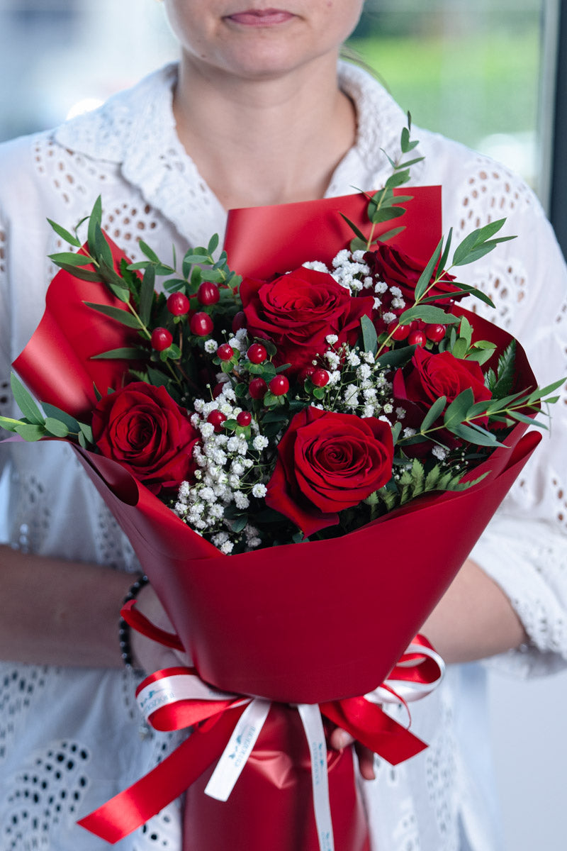 Bouquet con Rose Rosse e Hypericum | Consegna a Torino