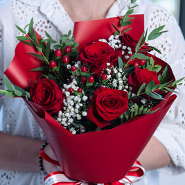 Bouquet con Rose Rosse e Hypericum | Consegna a Torino