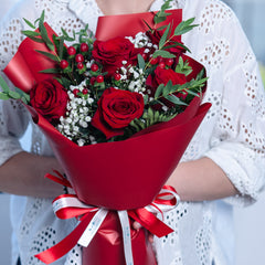 Bouquet con Rose Rosse e Hypericum | Consegna a Torino