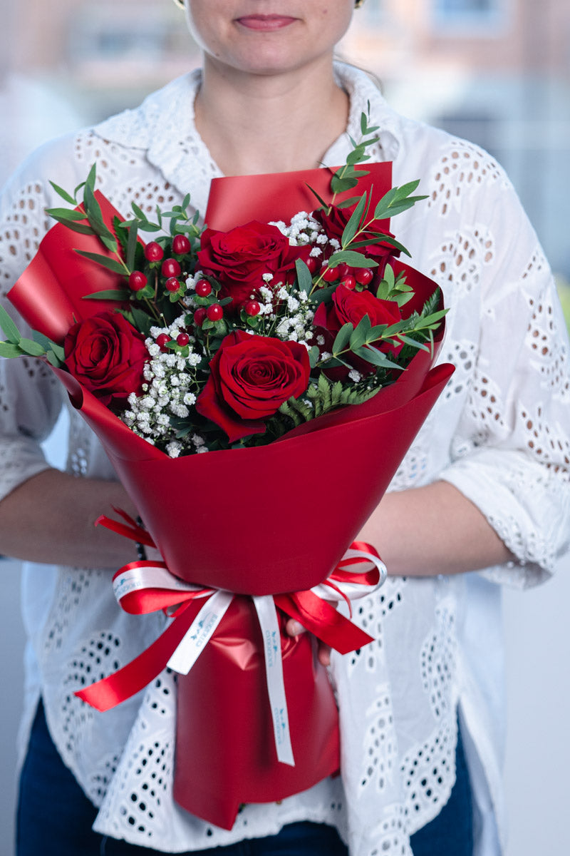 Bouquet con Rose Rosse e Hypericum | Consegna a Torino