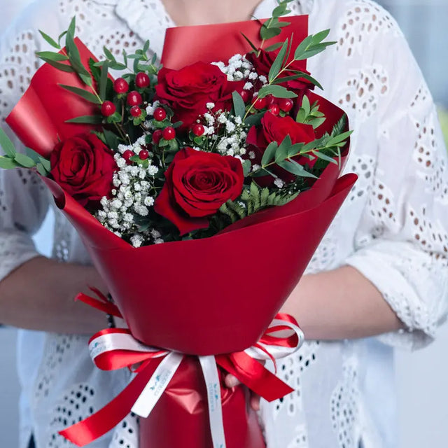 Bouquet con Rose Rosse e Hypericum | Consegna a Torino Emozioni