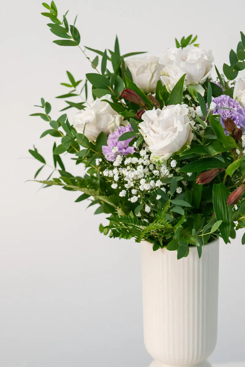 Bouquet con Rose Bianche, Garofani Lilla e Gypsophila | Consegna a Torino Emozioni