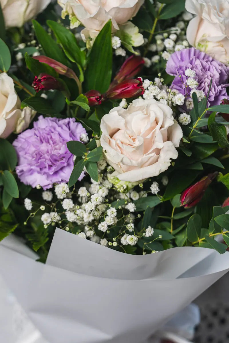 Bouquet con Rose Bianche, Garofani Lilla e Gypsophila | Consegna a Torino Emozioni