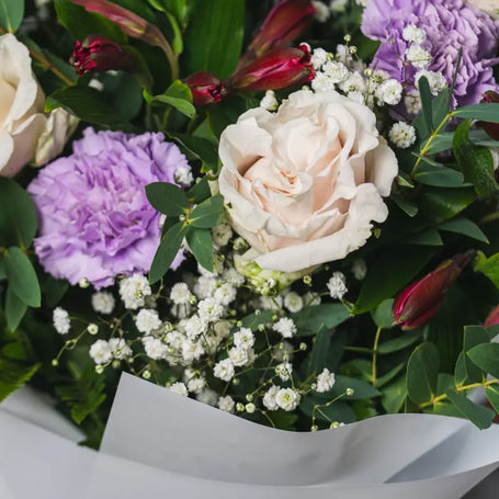 Bouquet con Rose Bianche, Garofani Lilla e Gypsophila | Consegna a Torino Emozioni