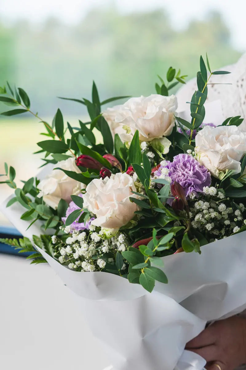 Bouquet con Rose Bianche, Garofani Lilla e Gypsophila | Consegna a Torino Emozioni