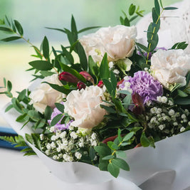 Bouquet con Rose Bianche, Garofani Lilla e Gypsophila | Consegna a Torino Emozioni